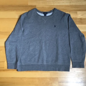 Ralph lauren  - Ralph laure  Skön 10/10⚡️⚡️ Skick8/10⚡️ Har två pyttesmå hål vid handen 