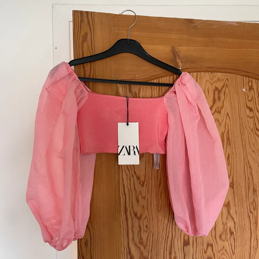 Oanvänd topp från zara med prislapp kvar💗 Använd gärna köp direkt funktionen . Yläosat.