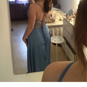 Blå balklänning  - En elegant balklänning som är köpt här på plick🩵 Använt en gång av mej på min bal.  Den har inga skador men är insydd vid dragkedjan och snören är kortade.  Skriv om frågor💙🩵