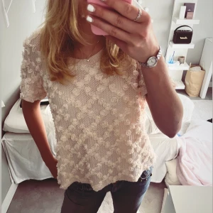 Rosa Ida Sjöstedt blus  - Super söt ljusrosa/ beige blus från Ida sjösteds 💗Nästintill oanvänd och väldigt fin kvalitet, jag har vanligtvis 34-36 och den passar mig i storlek så skulle säga att den är liten i storlek 🥰
