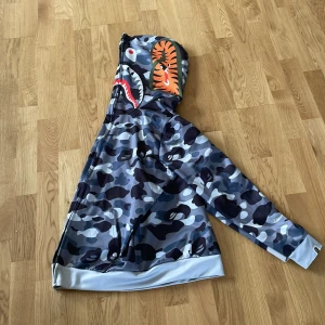 Bape hoodie - Den är andvänd 3-6 gånger 
