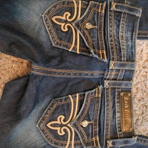 Rock and revival  - Mörk blåa jeans, de är straight modell ej skinny. Passar mig ej så de finns inga bilder på. Inga skador. Storlek är 27 tror det motsvarar storleken 34. Bilderna blir väldigt inzoomad på plick så kolla gärna min vinted.