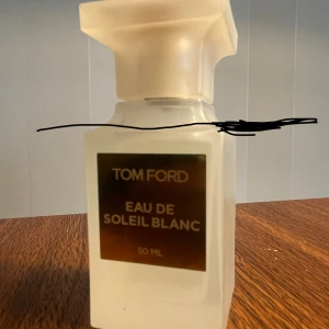 Tom Ford Soleil Blanc - Bytesinlägg. Söker byten på Tom Ford Soleil blanc. En unisex sommar doft som jag inte använder. Ungefär 47ml kvar av 50. Är intresserade av andra dofter så kom med minsta lilla intressen.   Ingen box men onlinekvitto finns Ny affärs pris: 1200-1300kr