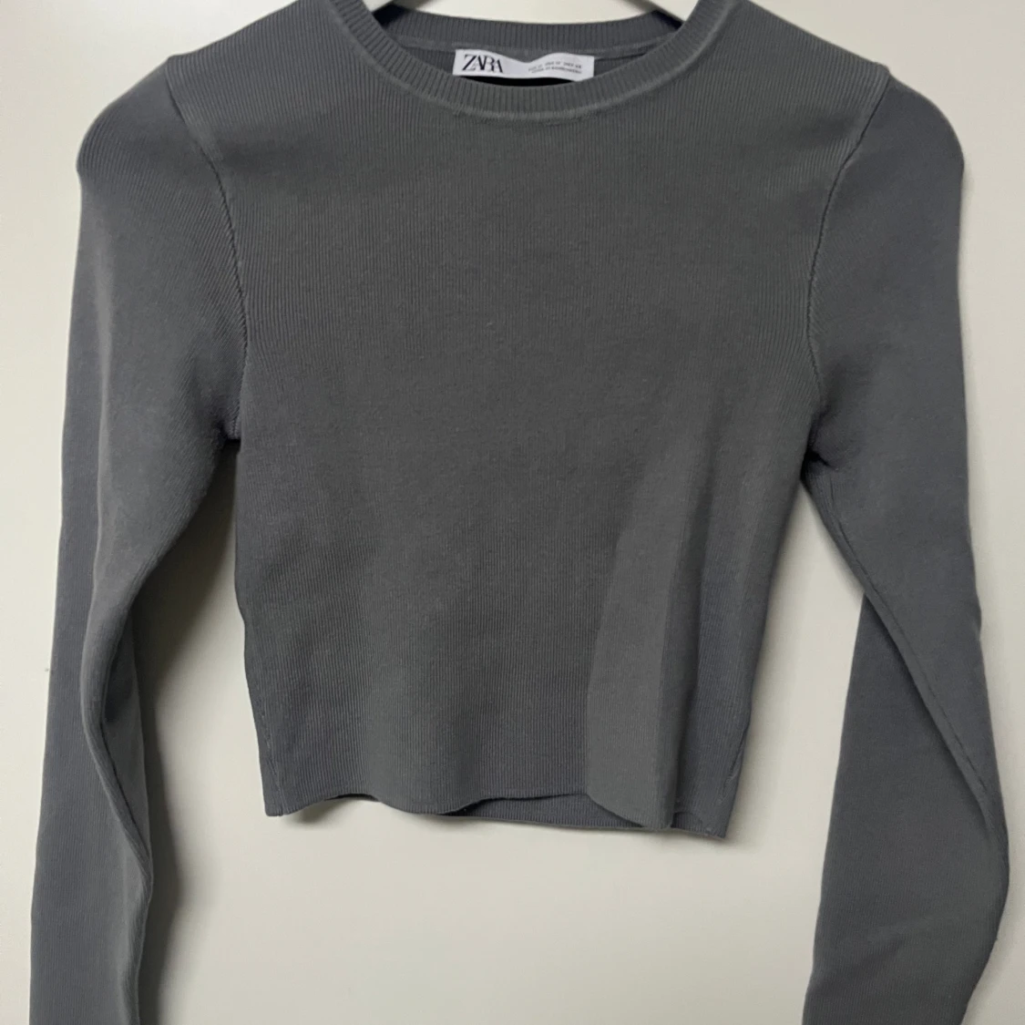 Grå långärmad tröja 