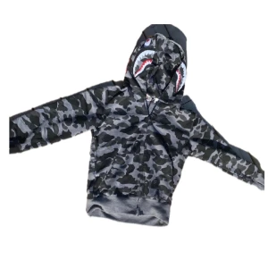 Bape hoodie - As snygg bape hoodie i nytt skick. Säljer pga att den e för liten. Lite osäker om den e riktigt.