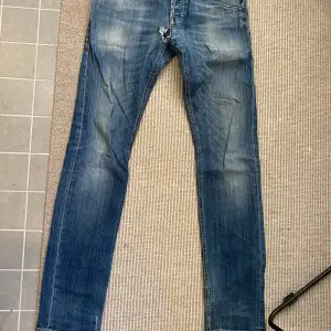Säljer ett par dondup jeans i storlek 32 (modell oklart). Det är hål i byxan på olika ställen men är väldigt lätt fixat hos skräddaren för någon hundralapp. Säljes i befintligt skick. 