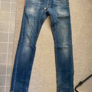 Dondup jeans - Säljer ett par dondup jeans i storlek 32 (modell oklart). Det är hål i byxan på olika ställen men är väldigt lätt fixat hos skräddaren för någon hundralapp. Säljes i befintligt skick. 
