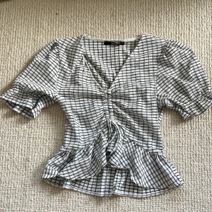 Randig blus - Jättefin randig/rutig blus med en liten volang. Inte använd så mycket. Från Bik Bok, storlek xs