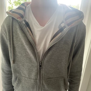 Fet burberry huddie -  Säljer nu min burberry huddie, stl M, sitter som S. Nypris~4000kr Mitt pris=1300kr 