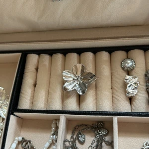 Blomring  - En silvrig ring med blomma som är justerbar!