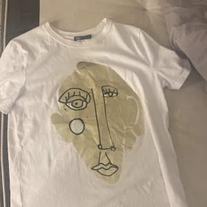 T-shirt - Jätte fin T-shirt med guld tryck men den är för stor på mig den är bara prövad, pris kan diskuteras 💕