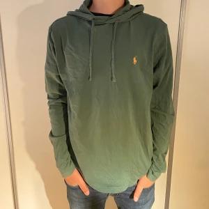 Ralph lauren hoodie - Tja säljer den här riktigt snygga tunna gröna Ralph Lauren hoodie i storlek xs. Nypris är kanske 1000 mitt pris 350. Den är helt oandvänd förutom att testa på mig den. Om ni har några frågor eller vill köpa kontakta.