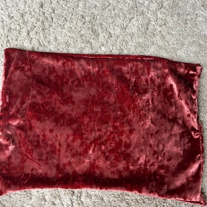 Tube topp - Fin tubetopp som går att använda som både topp och kjol, själv använde jag den ofta som kjol med en annan tröja i en mer basic färg🩷 Inget märke utan tror någon sytt den själv, fint skick inga skador. Tyget är mjukt och liknar sammet🥰passar xs-m
