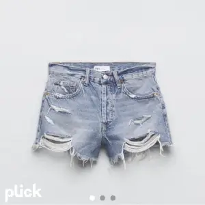 Jätte snygga Lågmidjade jeans shorts ifrån zara, säljer då dom inte kommer till användning, bra skick🤍🤍