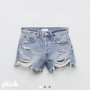 Jeans shorts  - Jätte snygga Lågmidjade jeans shorts ifrån zara, säljer då dom inte kommer till användning, bra skick🤍🤍