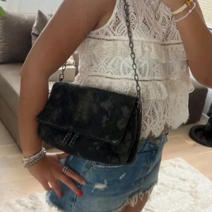 zadig väska - säljer min superfina zadigväska då den inte kommer till användning💘💘superfint skick!! nypris ca 4000kr💘kan tänka mej att gå ned i pris vid snabb affär💘
