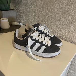 Adidas Campus 00s - I fint skick! Använda få gånger Strl 41,5 Perfekt till sommarm☀️ Pris går o diksuteras! För fler frågor är det o bara ställa! 