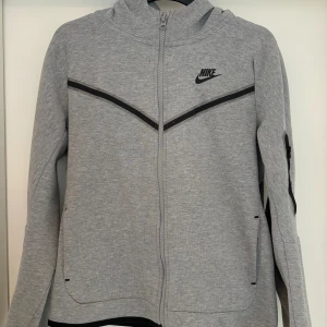 Nike tech fleece  - Säljer denna feta nike tech fleecen. Tröjan är i mycket gott skick. Den har inga flaws förutom en liten fläck på ena ärmen och lätt smutsat tyg vid ärmsluten. Syns inte när man använder tröjan. (Se bild)  Pris 450. Pris kan diskuteras vid snabb affär
