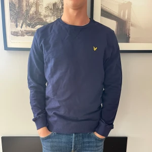 Lyle&Scott tröja - Säljer schysst marinblå Lyle & Scott crewneck då den inte kommer till användning. Mkt bra skick och normal i storleken (M) 🍾🤩 Nypris är 899kr, mitt pris: 69 kr! 🔥 Hör av er vid frågor eller funderingar!