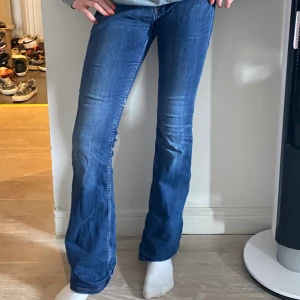 Utsvängda jeans - Jättefina utsvängda jeans i väldigt bra skick! Det står storlek M men jag skulle säga att de passar de som bär S också! Jag (på bilden) är 167 och jeansen sitter väldigt bra i benen! 