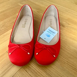 Nya ballerinaskor - Ett par helt nya röda ballerinaskor som tyvärr är lite små😭. De har röda rosetter och prislappen är kvar💗