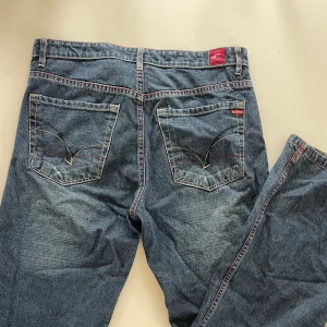 Vintage mörkblå jeans - Snygga mörkblå, lågmidjade jeans, köpt vintage. Skriv vid fler frågor❣️priset plus frakt gäller och skriv gärna innan du trycker på ”köp nu”💋