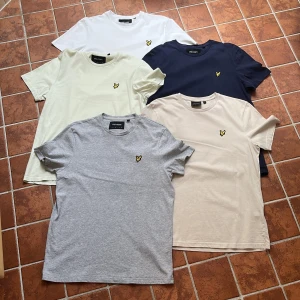 Lyle & Scott T-shirtar - Hej, säljer nu dessa 5 Lyle & Scott T-shirtar med alla i storlek medium. Alla är sparsamt använda och är i väldigt bra skick. Kan säljas styckvis också med pris 150 kr/t-shirt. Annars alla för 500 kr. Hör av dig vid funderingar, pris kan diskuteras.
