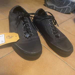 Harry Potter x vans skor - Harry Potter x vans skor som jag aldrig använt så det är jättefint skick, hittade dem på beyond retro