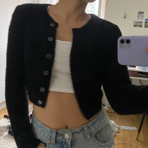 Fluffy Cropped Cardigan - Pris kan prutas. Jag är 160cm för referens.