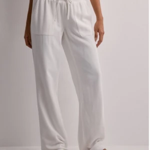 Linnebyxor från Nelly - Superfina lowwaist linnebyxor från Bella som har blivit försmå. I toppen skick och bara använda några få gånger. I storlek Xs men passar även S. Använd gärna köp nu.