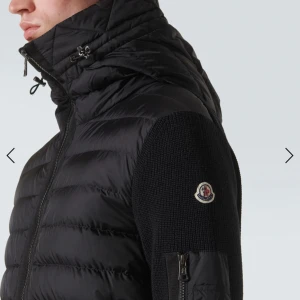 Moncler jacka säljer - Helt ny skick  De är lite små i storlekarna så mellan M-L