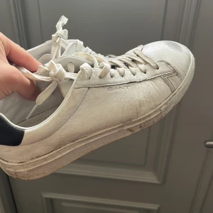 Gant skor - Vita Gant skor till ett bra pris Skick:6/10 (kan tvättas) Nypris:999kr