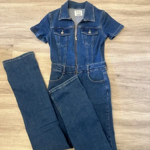 Jeans jumpsuit  - Jeans jumpsuit i blå, storlek S från pull&bear, använd 3 gånger 