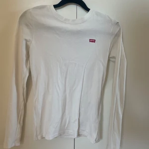 Långärmad Levi’s tröja - Vit långärmad Levi’s tröja