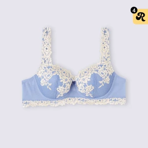 Lila intimissimi bh  - Säljer en intimissimi bh i storlek 90C för tog fel storlek! 💕 endast testad 💗obs den finns lite spår av bus! Var nybusad när jag testa den se på bilderna💗🥲ny pris 499🥹