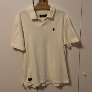 MORRIS FROTTÉ PIKÉ  - Fräsch Morris piké i frotté! Perfekt till sommaren🤩 Storlek xs men sitter mer som S🙌.  Pris kan diskuteras vid snabb affär🤝 Nypris 1495 Skick 9,7/10 (näst intill helt ny)