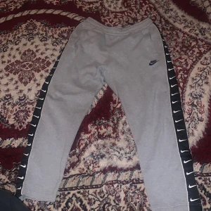 Nike byxor swoosh S. - Härliga och sköna nike byxor i storlek S, har även zip vid vaderna.