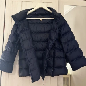 Trekvartsärmad jacka  - Så snygg blå Herno liknande jacka med trekvartsärm 😋Använd fåtal gånger och är fortfarande i väldigt fint skick! Passar sena sommarkvällar eller nu till hösten. Använd gärna köp nu🤗💞