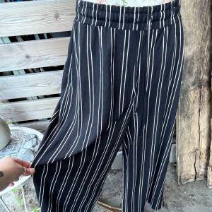 Härliga vid kritstrecksrandiga byxor  - Super fina byxor i mycket bra skick! Använda och tvättade 1ggr. Något kortare benlängd (fotknölarna på mig som är 169cm) Stl L men jag upplever de mer som M. Mått kan ordnas vid efterfrågan 