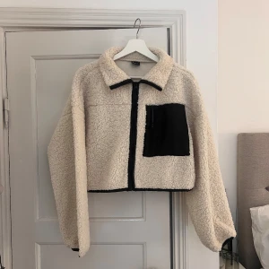 Jacka - Lurvig jacka från ginatricot som inte används längre!💕