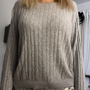 Snygg grålångärmad🩶 - storlek 1,52-1,64.  Använt ett par gånger men är i bra skick. Säljer för jag har växt ut den.