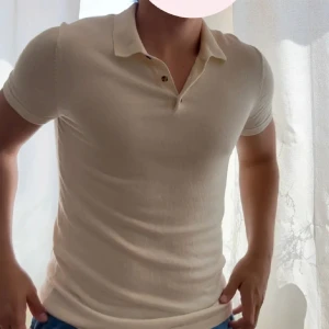 John Henric Piké  - Tjena, säljer denna piké då den är något för liten på mig men är prefekt till sommaren! Endast använd fåtal gånger så skicket är 10/10👍🏼📈 bara o  skriv ifall ni vill ställa frågor! Slutsåld på hemsidan så pass på🙌🏼🔥