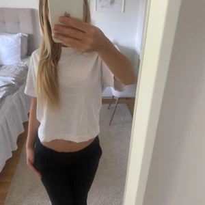 Vit t-shirt - Vis basic t-shirt 🤍  skriv om du har några funderingar eller är intresserad av att köpa! Säljer billigt då jag måste göra mig av med kläder 🫶