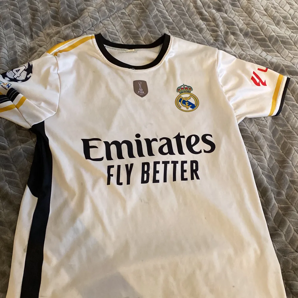 Real Madrid tröja vinicius junior. T-shirts.