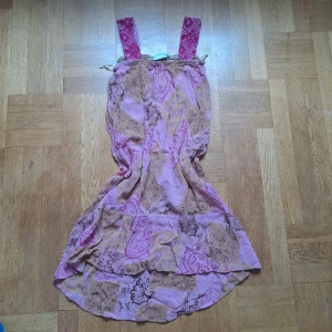 Söt rosa klänning  - Rosa klänning från äldre hm. Fint skick och jättefin!  Pris kan diskuteras 🩷😊 Har gjorts om från en kjol till klänning men går fortfarande att använda som båda