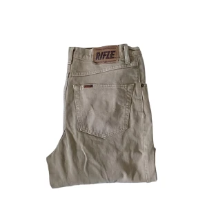 Rifle baggy jeans - 🚨Har 2 par så skriv ifall ni är intresserade i att köpa ett elr båda par🚨Pris kan diskuteras🚨Dma för mått 👏 #jessepinkman#baggy#skate#truereligion##rawblue#affliction#baggyjeans