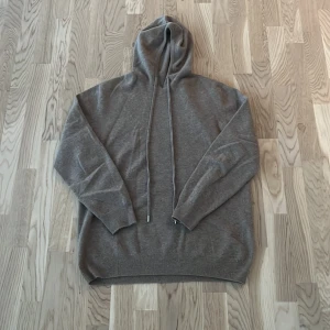 Kashmir hoodie - De här är min kashmir hoodie den har storlek L men sitter som en M 