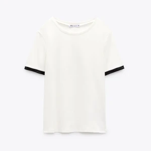 Zara t-shirt - T-shorts från zara med cool detalj på ärmarna!