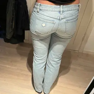 Säljer mina ljusblå Abrand Jeans eftersom dem är för små för mig. Dem satt jätte bra i midjan och låren. Innerbenslängden är 79cm och midjemåttet är 34cm, jag är 172 cm lång.