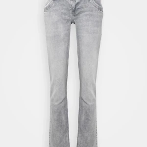 söker ltb jeans - jag söker ltb jeans i storlek 24/30💗 är ca 149cm! spelar ingen roll vilken färg men de ska vara utsvängda och lågmidjade💗